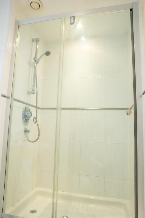 Newly Furnished Appartment Near Train Station ولفرهامبتون المظهر الخارجي الصورة